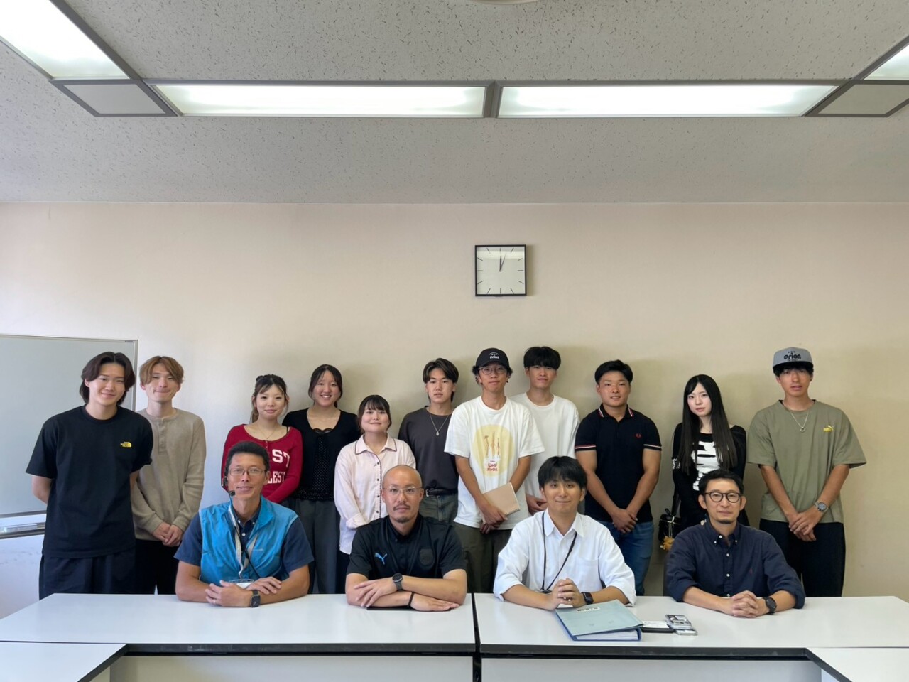 はことれ・北斗市観光協会に、ATツアーや観光に関して説明をうける千葉商科大学の学生たち