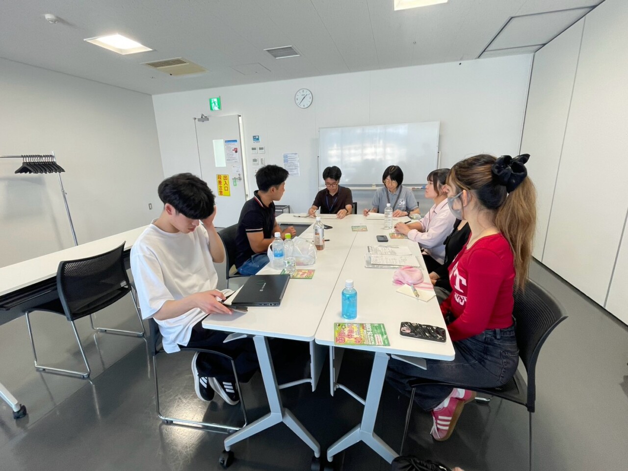 渡島総合振興局 環境生活課自然環境係から説明をうける千葉商科大学の学生たち
