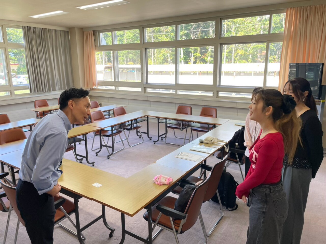 大沼岳陽学校から大沼学や地域行事への参加について話を聞く千葉商科大学の学生たち