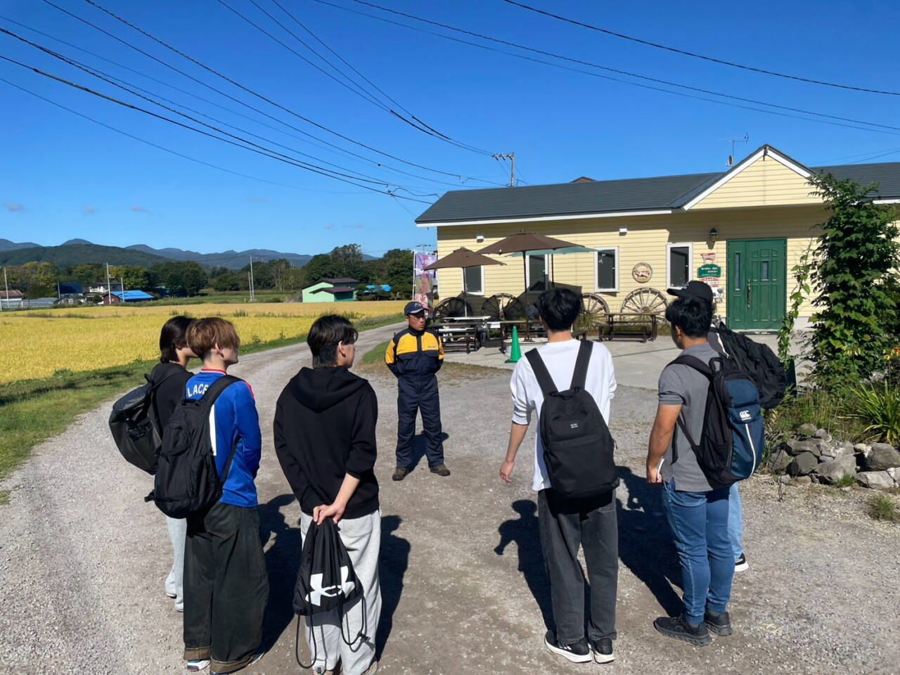 山川牧場モータウンファクトリーでヒアリングする千葉商科大学の学生たち