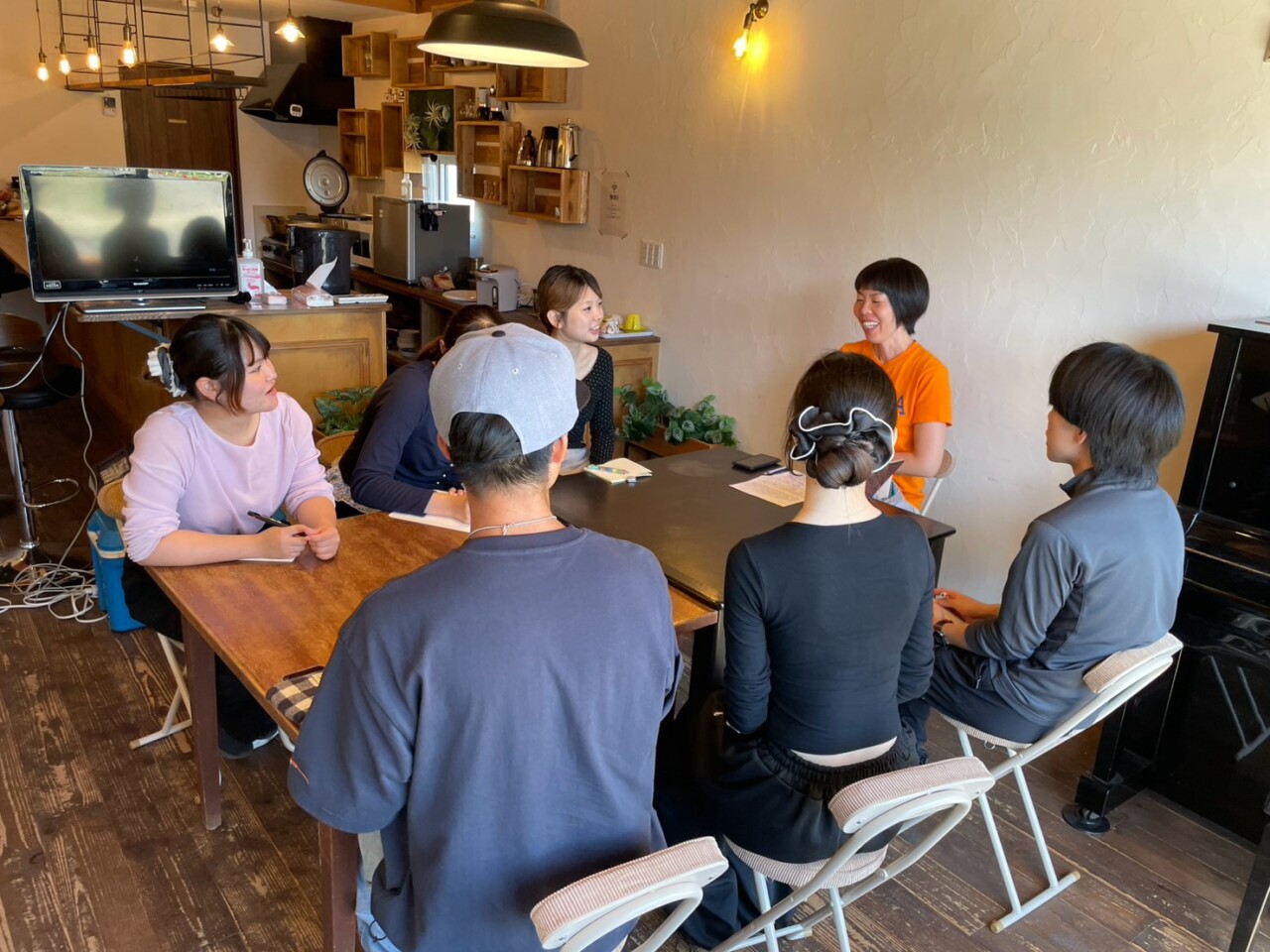 「HPぐるっと大沼」運営管理者に情報発信や地域住民の意識についてヒアリングする千葉商科大学の学生たち