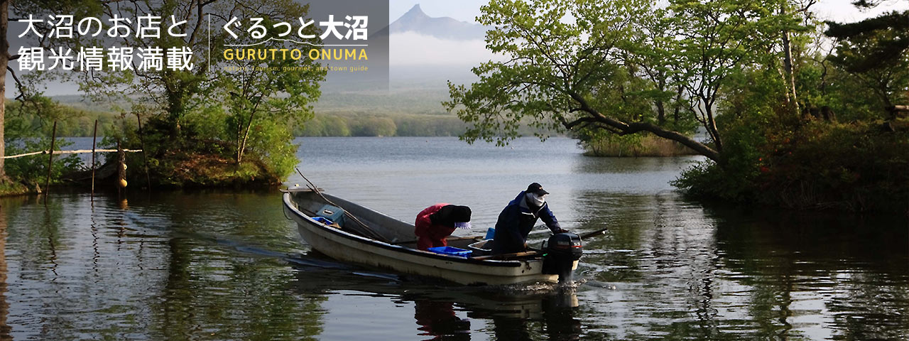 鏡の湖面と秋雲と
