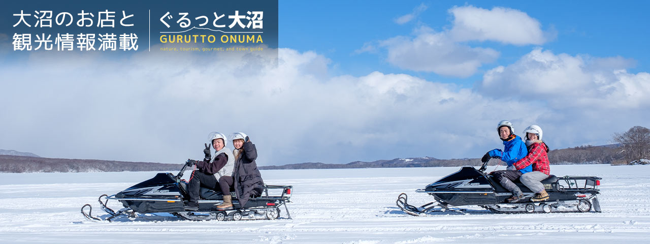 鏡の湖面と秋雲と